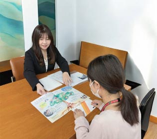 講師同士の懇談様子